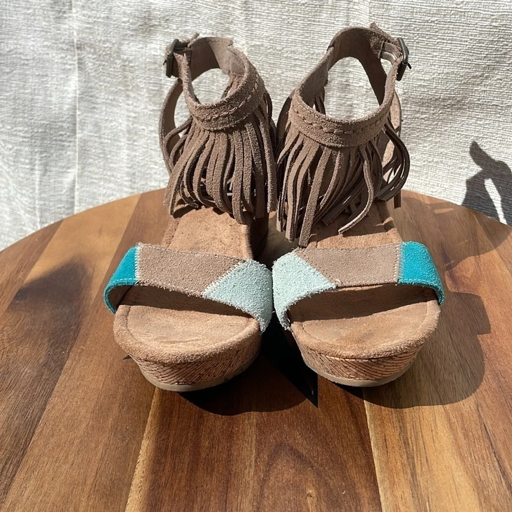 Minnetonka Women’s Poppy 71327 Tan Aqua Ankle Strap Fringe Suede Wedge Size 9